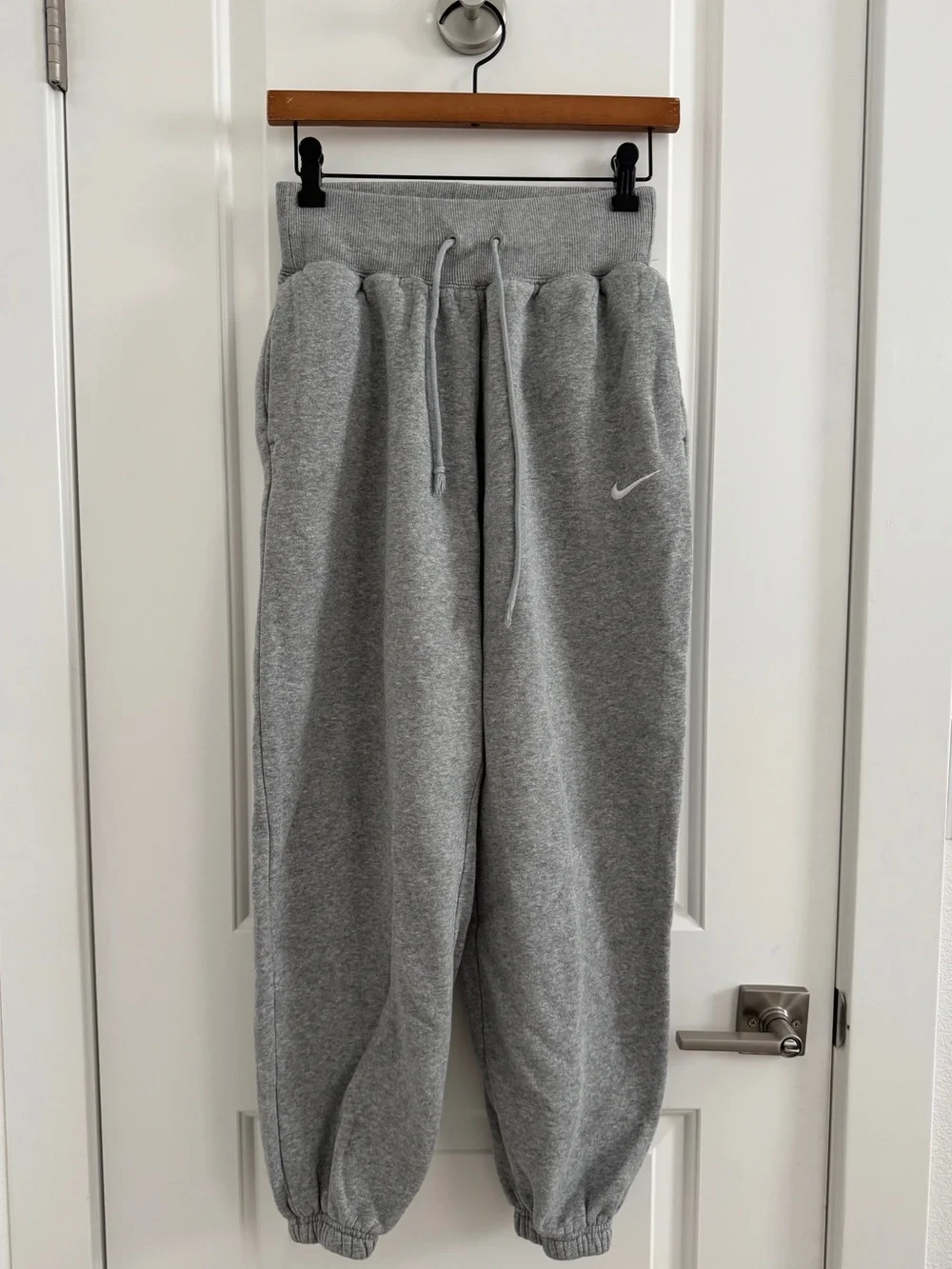 Nike Light Gray High-Waist Fleece Joggers women’s size XS pre owned heather gray
